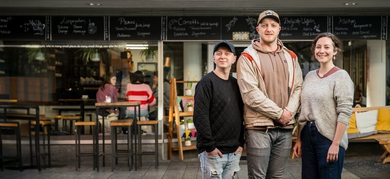 Im integrativen Café Senza Limitti – das heißt auf Deutsch „ohne Grenzen“ – arbeiten Menschen mit und ohne Behinderung gemeinsam. Von links: Fabian Karl, Steven Henze und Franziska Kling – Bild: ZDF/​Maximilian von Lachner