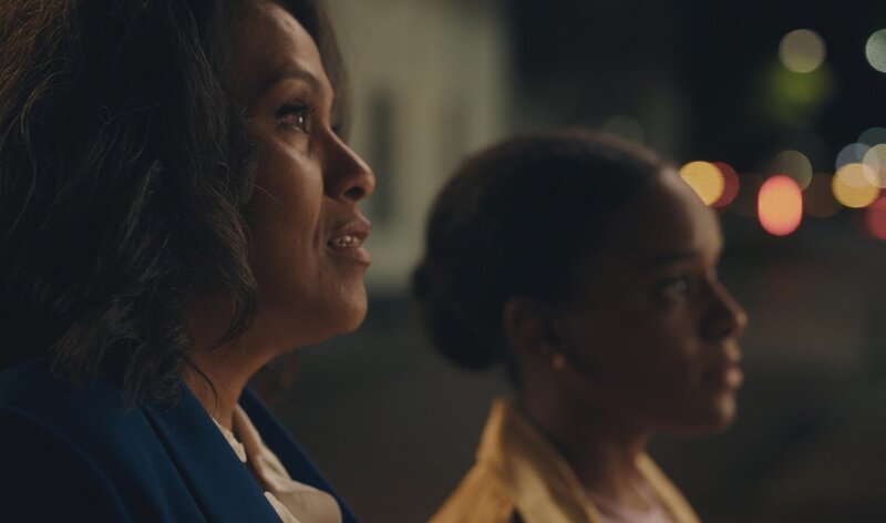 Roman bekommt überraschenden Besuch von Bürgermeisterin Limon (Manoushka Zeegelaar Breeveld, l.). Sie und Dionne (Genelva Krind, r.) bitten ihn um einen Gefallen. – Bild: ZDF und Dries De Clercq