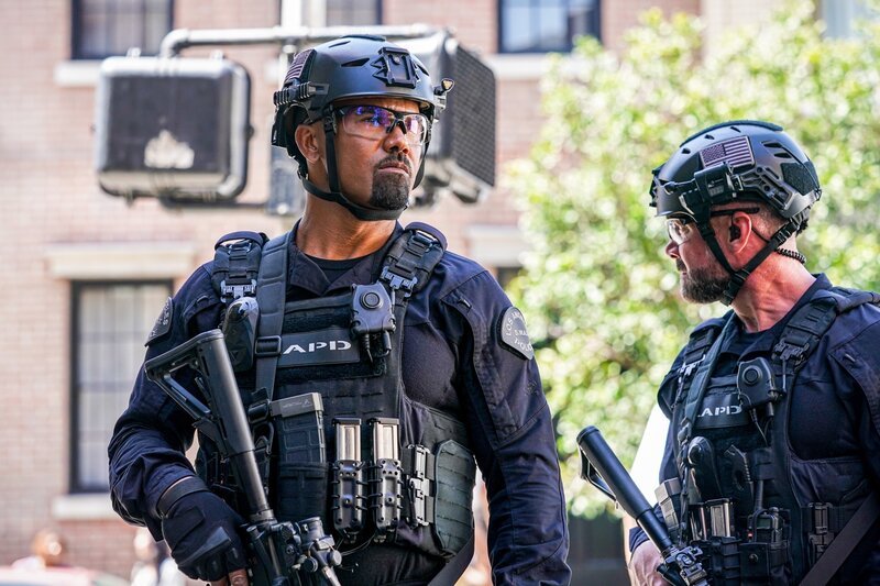 L-R: Daniel ‚Hondo‘ Harrelson (Shemar Moore), David ‚Deacon‘ Kay (Jay Harrington). – Bild: ORF/​Sony Pictures/​CBS/​Sonja Flemming