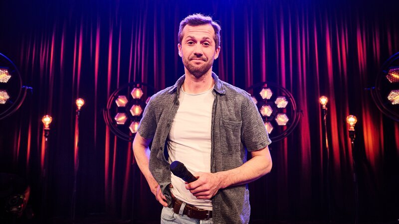 Stefan Leonhardsberger beim Auftritt seines Kabarett-Programms „Ja!“. – Bild: Philipp Carl Riedl /​ ServusTV