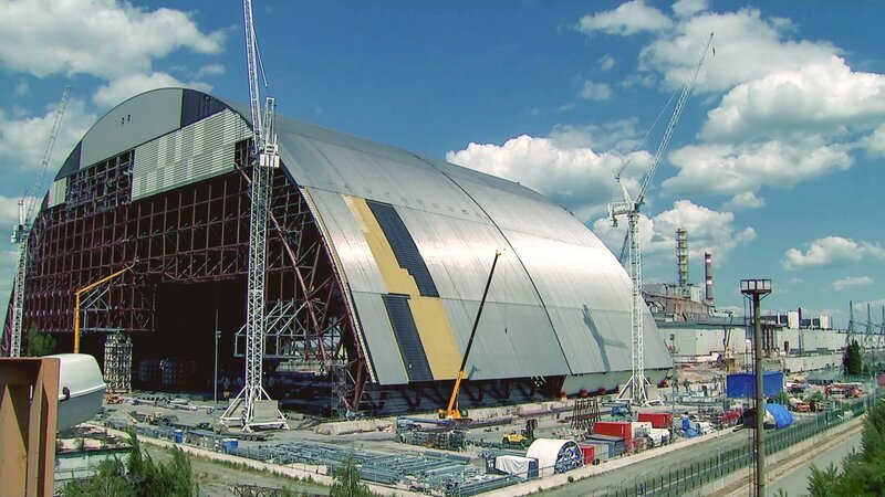 Die alte Schutzhülle um den Reaktor bekam Risse. Nach der Jahrtausendwende wurde daher eine neue Konstruktion geplant, die heute den Reaktor samt erster Betonhülle abdeckt. – Bild: ORF/​RMC Production/​Getty Images