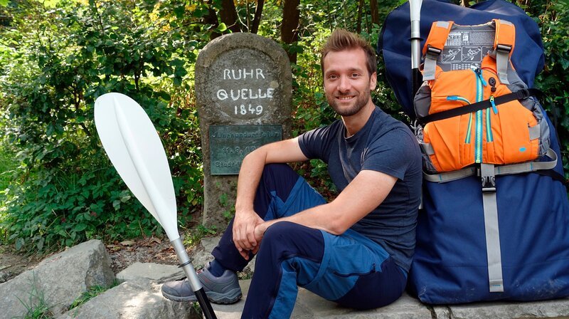 Noch eine kurze Rast an der Ruhrquelle bei Winterberg bevor Daniel Aßmann das Boot wohl erstmal tragen muss. – Bild: WDR/​Wieduwilt Film & TV/​Roland Albrecht