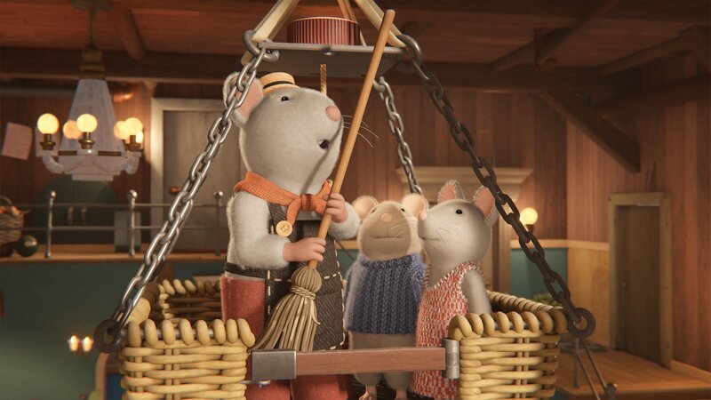 Tonios Vater (l.) ist mit Sam (M.) und Julia (r.) auf dem Weg zum Dachboden. Tonio scheint sich dort versehentlich eingesperrt zu haben. – Bild: Cielo Films – Caribara Production /​ ZDF