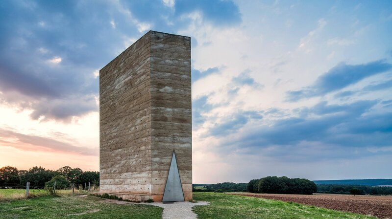 Der Geheimtipp auf einer Tour durch die Nordeifel: Die Bruder Klaus Kapelle in Merchernich-Wachendorf – einer der spirituellsten Orte im ganzen Land! Und mit beeindruckender Architektur des Star-Architekten Zumthor. – Bild: WDR/​Christopher C. Franken