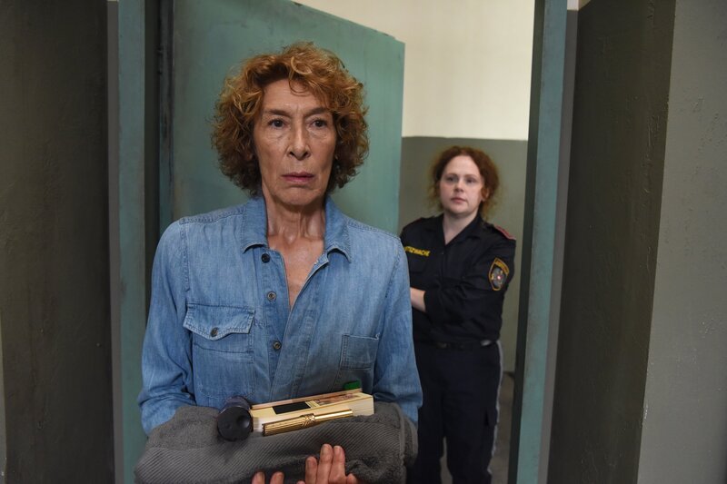 Gloria Almeda (Adele Neuhauser) wurde zu 15 Jahren Haft für den Auftragsmord an ihrem Gatten verurteilt. Im Gefängnis schmiedet sie einen Racheplan. – Bild: ServusTV /​ Hubert Mican /​ Mona Film