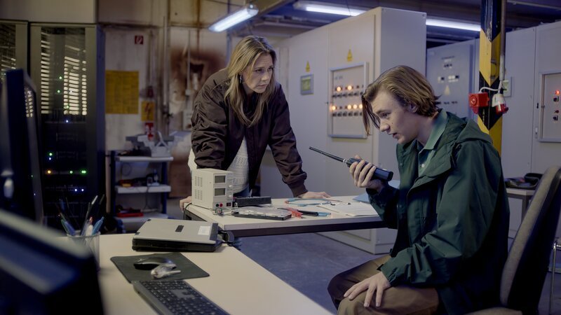 Beke (Felicitas Woll) begleitet den Azubi Jona (Alessandro Schuster) bei dessen Aufgaben als plötzlich totaler Stromausfall im Alten Land herrscht. Als Umweltaktivist freut sich der junge Mann darüber. Begreifen die Menschen nun endlich wie abhängig sie vom Strom sind und verschwenderisch sie mit der Natur umgehen? – Bild: Georges Pauly /​ ZDF und Georges Pauly