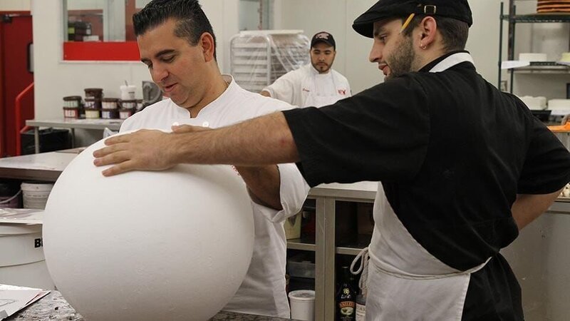 Ralph and Buddy starting the Saudi Arabia cake. – Bild: Discovery Communications