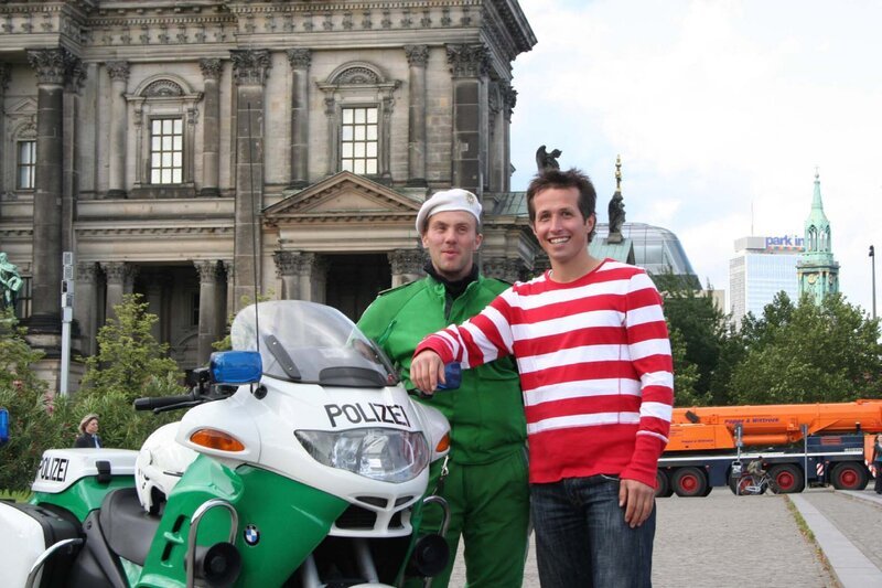 Willi mit Polizist Jörg Sahner von der Berliner Polizei. – Bild: BR/​megaherz gmbh