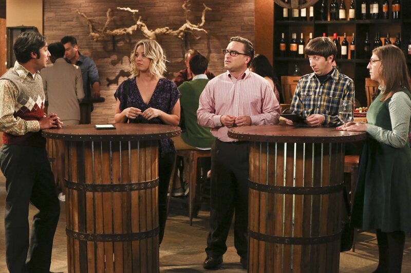 Raj (Kunal Nayyar, l.), Leonard (Johnny Galecki, 3.v.r.), Howard (Simon Helberg, 2.v.r.) und Amy (Mayim Bialik, r.) gehen mit Penny (Kaley Cuoco, 2.v.l.) zu einer Weinverkostung. – Bild: HBOH