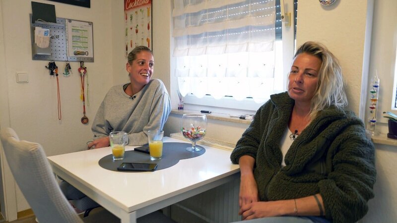 Für Mel (li.) und Nana geht es in wenigen Tagen in den Urlaub nach Griechenland. Das Liebespaar möchte sich außerhalb der Ferien eine Zeit der Zweisamkeit gönnen, während Mels Sohn Elias so lange bei seiner Oma einziehen wird. – Bild: RTLZWEI