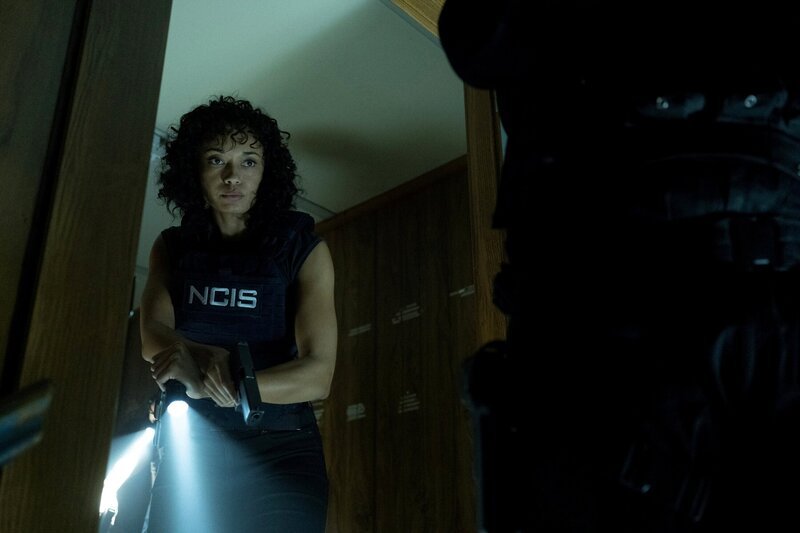 ‚Shucked‘ – When a petty officer is found murdered and frozen, it leads the team into a twisted underworld of seafood and sex trafficking. Olivia Swann as NCIS Special Agent Captain Michelle Mackey. – Bild: Daniel Asher Smith /​ Paramount+