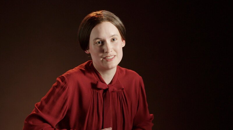 Annika Olbrich als Louise Weiss, Herausgeberin der Zeitschrift L’Europe Nouvelle, in der sowohl Aristide Briand als auch Gustav Stresemann Texte veröffentlichten. – Bild: NDR/​Michael Kern