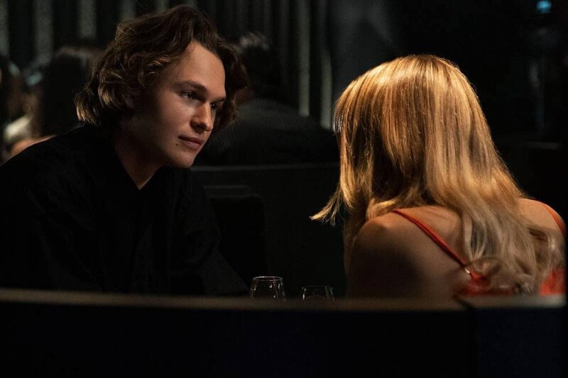 L-R: Jake Adelstein (Ansel Elgort) und Samantha (Rachel Keller) – Bild: Tokyo Rock, LLC /​ Eros Hoagland