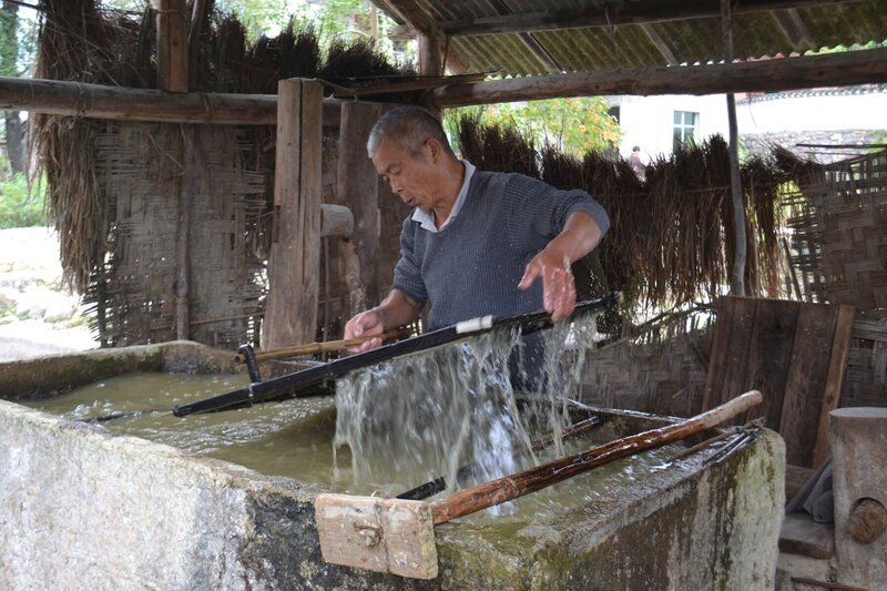 Papiermacher Yang Heping bei der Arbeit im Dorf Yushe, Provinz Anhui – Bild: Eikon Media/​Ruth Berry