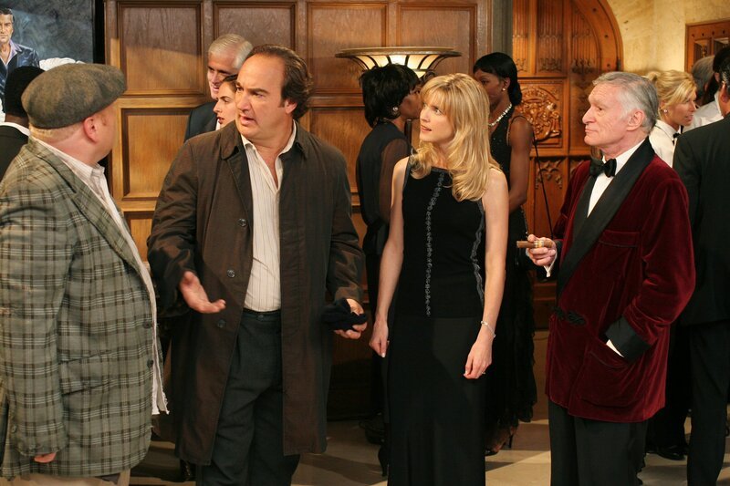 s“ – When Cheryl wins two tickets to visit Hugh Hefner at the Playboy Mansion in a charity-raising contest that Jim secretly entered her in, she decides to take Dana instead of him, on „According to Jim“ TUESDAY, OCTOBER 4 (8:00⁠–⁠8:30 p.m., ET), on the ABC Television Network. (ABC/​MICHAEL ANSELL) LARRY JOE CAMPBELL, JIM BELUSHI, COURTNEY THORNE-SMITH, HUGH HEFNER – Bild: Disney /​ © 2013 The Walt Disney Company Germany