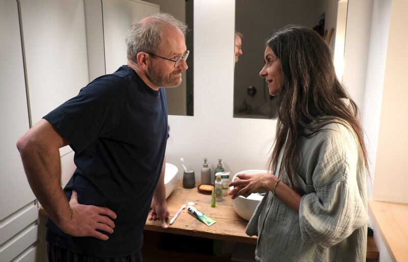 Stefan Keller (Thomas Limpinsel) und Julia Obermeier (Liane Forestieri) „üben“ das Zusammenleben. – Bild: Jacqueline Krause-Burberg /​ ZDF