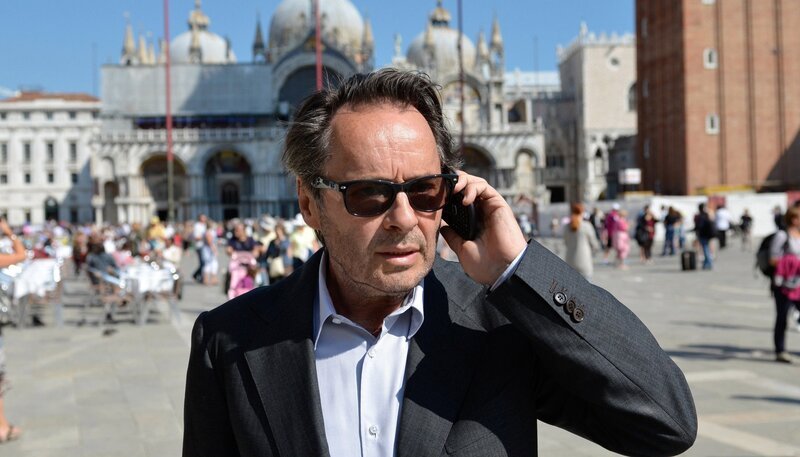 Commissario Brunetti (Uwe Kockisch) muss bei seinem neuen Fall mit Fingerspitzengefühl vorgehen. – Bild: ARD Degeto/​BR/​Nicolas Maack