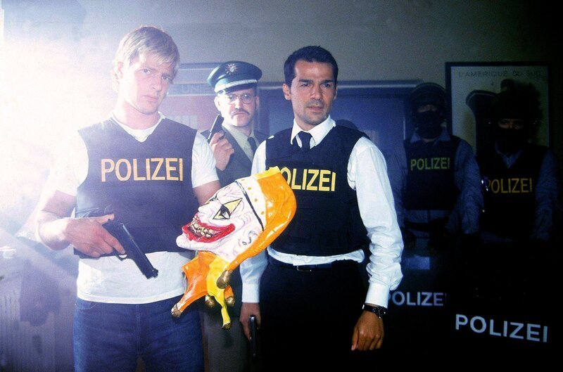 Ein als Clown maskierter Bankräuber hat die Van Heesen Privatbank überfallen. Dabei hat er den Prokuristen Erich Fromm erschossen. Holldau und Toprak (Henning Baum, Erol Sander) übernehmen die Ermittlungen. – Bild: ORF 2