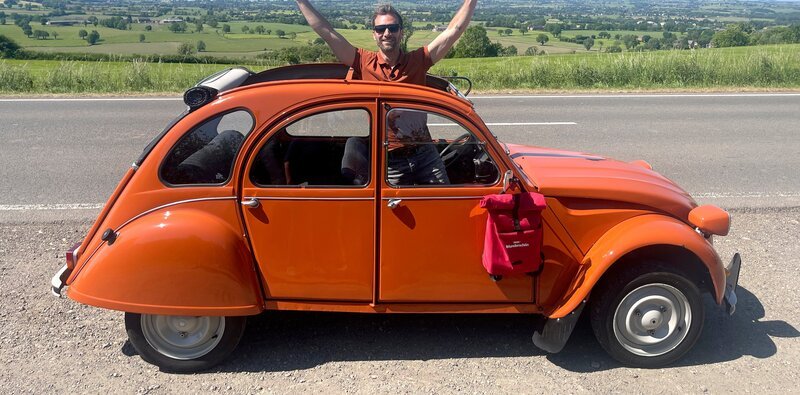 Moderator Daniel Aßmann macht einen Roadtrip mit einer Ente in die Wallonie nach Westbelgien. – Bild: HR/​WDR/​Beate Höfener