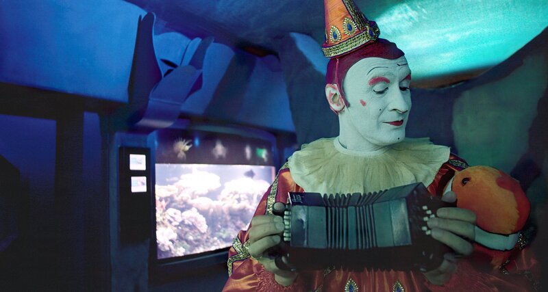 Gensi Clown mit Harmonika. – Bild: ORF/​Neue Vitaskop Film/​Thomas Christian Eichtinger
