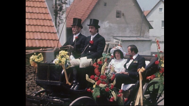 Die Brautleute fahren mit der Kutsche vor. – Bild: BR/​SWR