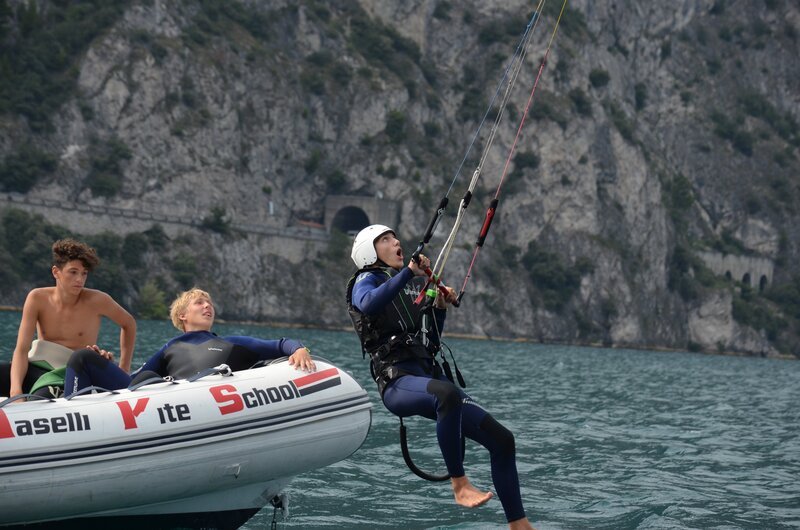 Vom Boot aus beobachten Leroy (l.) und Ole (M.) Robins (r.) ersten Kitesurf-Versuch. – Bild: ZDF und E+U TV Film- und Fernsehproduktion