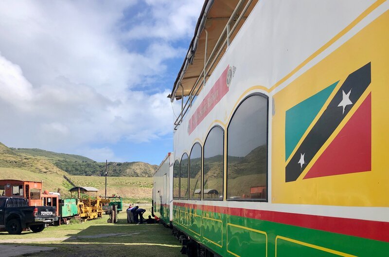 Auf dem Gelände der St. Kitts Scenic Railway werden auch die extra für St. Kitts gebauten Doppelstockwagen genau untersucht. – Bild: SWR/​Kirsten Ruppel