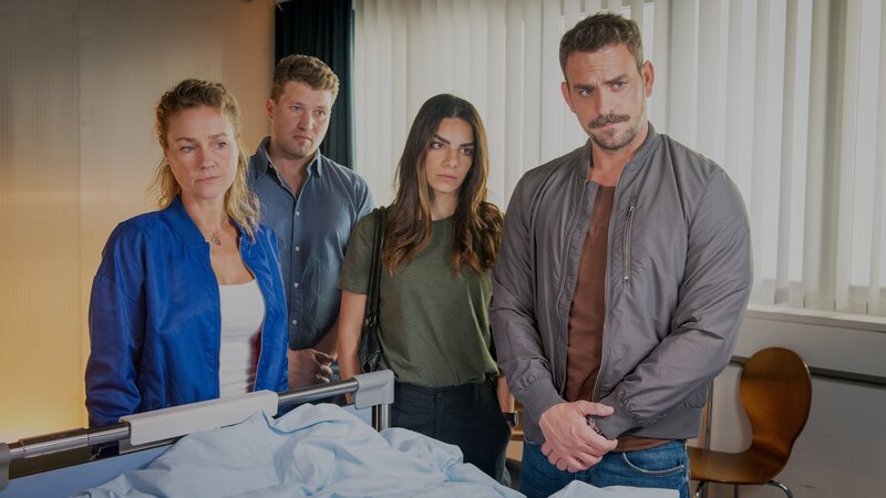 Von links: Die Schauspierinnen und Schauspieler Rhea Harder-Vennewald (Franzi Jung), Raúl Richter (Nick Brandt), Lilli Hollunder (Isa Nowak) und Marc Barthel (Kris Freiberg) am Set von „Notruf Hafenkante“. – Bild: ZDF und Letterbox Filmproduktion