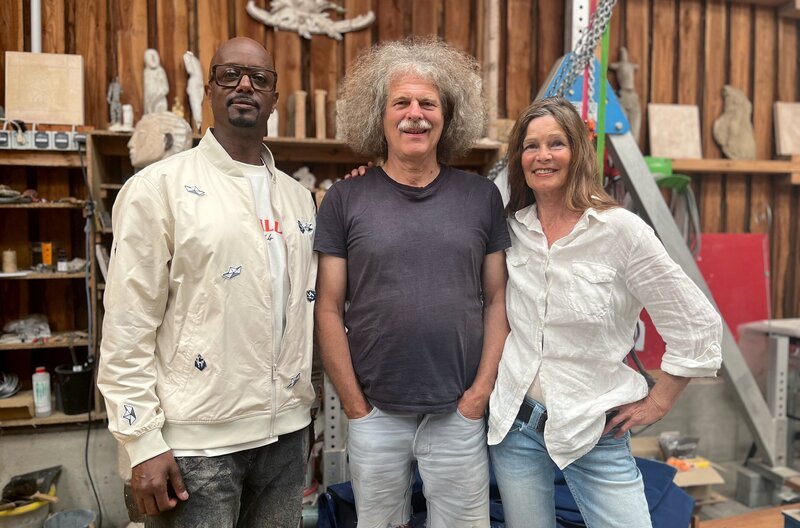 Dibaba mit Bildhauer Angela Fensch und Florian Flierl, Bildhauer & Ex-Model der DDR. – Bild: NDR