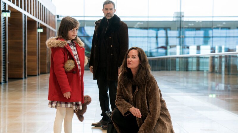 Die Diplomatin Karla Lorenz (Natalia Wörner, re.) kämpft für ihren Jugendfreund „Kolja“ Petrow (Beat Marti) und dessen Tochter Manja (Rena Harder). – Bild: ZDF und ARD Degeto/​Roland Suso Richter