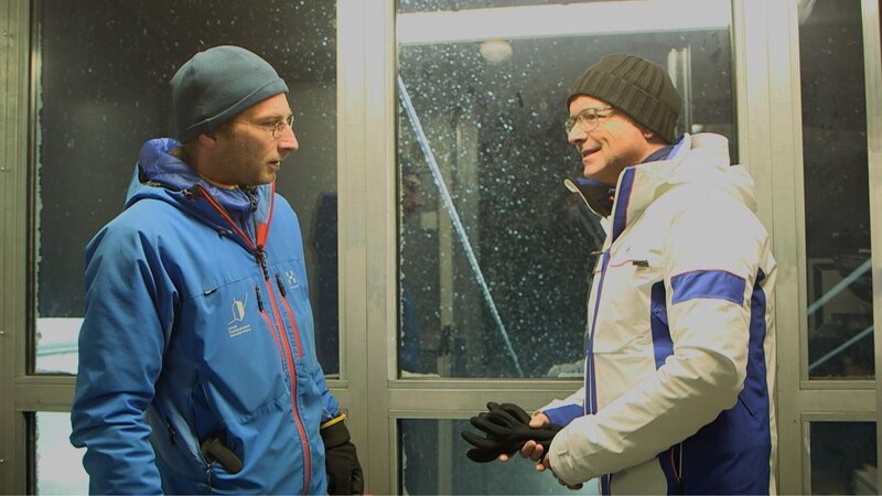 Geophysiker Dr. Till Rehm (links) im Gespräch mit Moderator Karsten Schwanke. – Bild: BR/​Maximilian Schecker /​ Maximilian Schecker