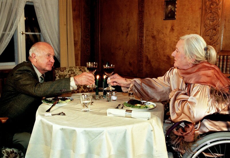 Spätes Glück: Plötz (Heinz Gerhard Lück) und seine Flamme Ilse (Gudrun Okras) beim romantischen Dinner for two. – Bild: ARD Degeto/​Susan R. Skelton