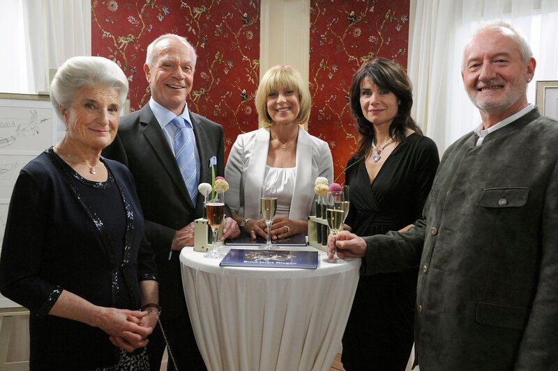 ARD STURM DER LIEBE FOLGE 1319, am Freitag um 15:10 Uhr im ERSTEN. Die Gäste sind von Evas Kinderbuchpräsentation begeistert (v.l.): Käthe (Luise Deschauer), Werner (Dirk Galuba), Charlotte (Mona Seefried), Barbara (Nicola Tiggeler) und Gustl (Sepp Schauer). – Bild: ARD/​Ann Paur
