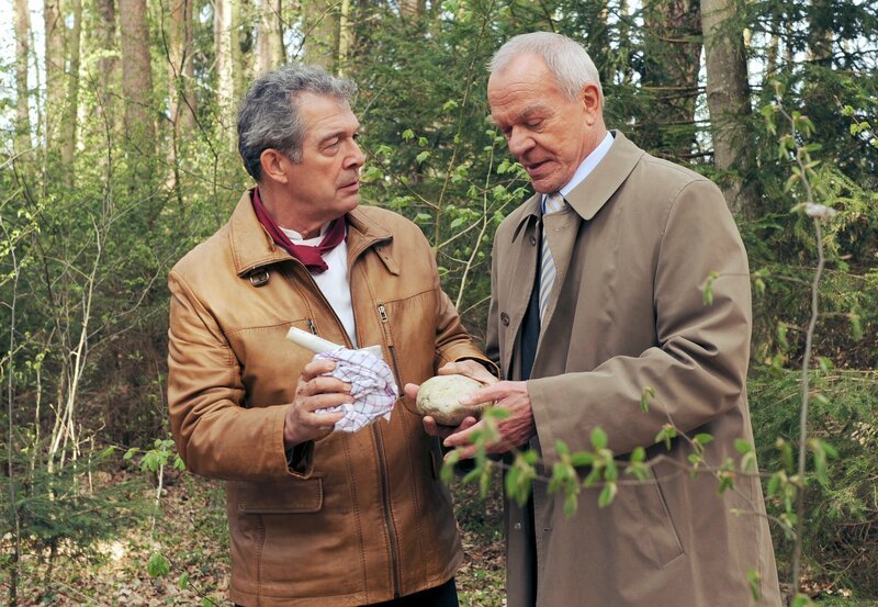 ARD STURM DER LIEBE FOLGE 1325, am Dienstag um 15:10 Uhr im ERSTEN. Werner (Dirk Galube, r.) und André (Joachim Lätsch, l.) tappen in Barbaras Falle und graben das vermeitliche Beweisstück aus. – Bild: ARD/​Ann Paur