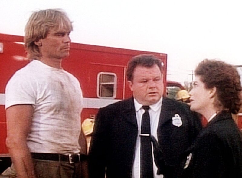 Rachel (Jenette Goldstein, r.) erklärt MacGyver (Richard Dean Anderson, l.) und Rosewell (Jack McGee, M.), wie sie den Fall auf ihre Art lösen wird. – Bild: Kabel Eins Classics