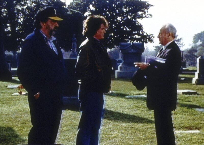 Mark (Victor French, l.) und Jonathan (Michael Landon, M.) sind die Einzigen, die sich auf der Bestattung des Sohnes von Tim Charles (Eli Wallach, r.) sehen lassen. – Bild: Worldvision Enterprises, Inc. Lizenzbild frei