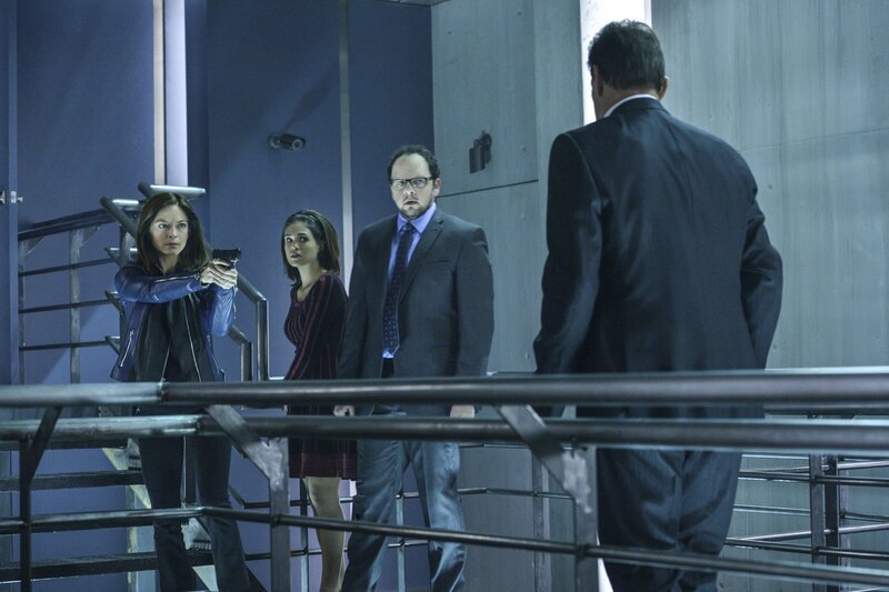 Cat (Kristin Kreuk, l.), Heather (Nicole Gale Anderson, 2.v.l.) und J.T. (Austin Basis, 2.v.r.) wollen Vincent vor demjenigen schützen, der Graydal Securities beauftragt hat, ihn zu finden und Tests mit ihm durchzuführen. Werden sie Braxton (Marc Singer, r.) Informationen entlocken können? – Bild: The CW Network /​ Ben Mark Holzberg