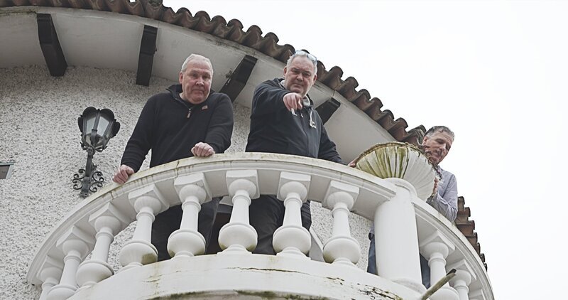 Waldi steht auf dem Balkon des Hauses, wo die Haushaltsauflösung stattfindet. – Bild: Warner Bros. Deutschland /​ ZDF