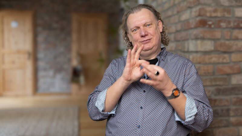 Thomas Zander arbeitet als Journalist und Moderator und bewegt sich beruflich zwischen hörender und gehörloser Welt. – Bild: Martin Langner /​ ZDF