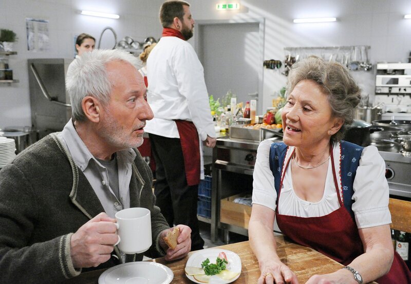 Hildegard (Antje Hagen, r.) ist überrascht, als Gustl (Sepp Schauer, l.) sie bittet, ihm das Tanzen beizubringen. – Bild: ARD/​Ann Paur