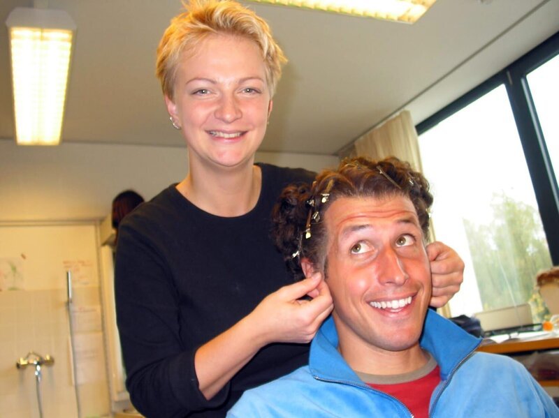 Willi beim Perückenaufsetzen mit Bianca – Bild: BR