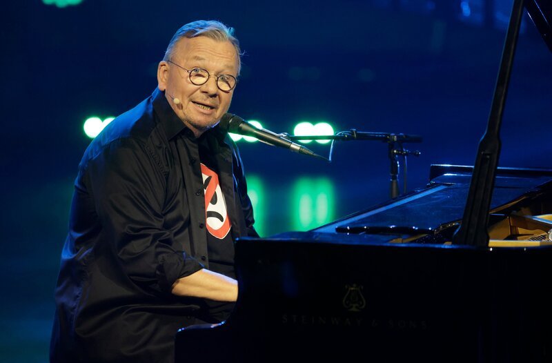 In Bernd Stelters neuem Soloprogramm gibt es eine Menge zu Lachen. – Bild: WDR/​Thomas Brill