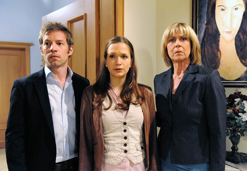 Markus (Tobias Dürr, l.), Eva (Uta Kargel, M.) und Charlotte (Mona Seefried, r.) beobachten fassungslos, wie Robert von der Polizei abgeführt wird. – Bild: ARD/​Ann Paur