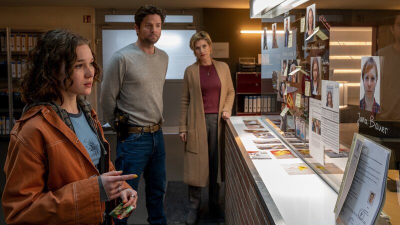 Hat das 15-jährige Heimkind Charlotte „Charlie“ Petersen (Mathilda Smidt, l.) etwas mit dem Mord an einem Adoptionsvermittler zu tun? Ihre Kette wurde zwar am Tatort gefunden, doch die Kommissare Martina Seiffert (Astrid M. Fünderich, r.) und Jo Stoll (Peter Ketnath, M.) fragen sich, was ihr Motiv sein könnte. Als Charlie zu einer Zeugenaussage aufs Präsidium gerufen wird, wird sie unfreiwillig in die Ermittlungsarbeit verwickelt. – Bild: ZDF
