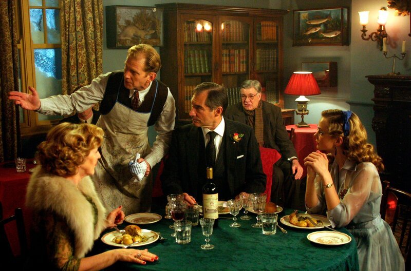 v.l.n.r.: Mrs. Evadne Willett (Patricia Hodge), Stanley Kirkwood (James Wilby), Clive Trevelyan (Timothy Dalton), Donald Garfield (Matthew Kelly) und Violet Willett (Carey Mulligan); ONE AGATHA CHRISTIES MARPLE, „Das Geheimnis von Sittaford“, am Mittwoch (16.10.24) um 21:50 Uhr. v.l.n.r.: Mrs. Evadne Willett (Patricia Hodge), Stanley Kirkwood (James Wilby), Clive Trevelyan (Timothy Dalton), Donald Garfield (Matthew Kelly) und Violet Willett (Carey Mulligan) © WDR/​ITV plc/​Granada International/​Joe Alblas, honorarfrei – Verwendung gemäß der AGB im engen inhaltlichen, redaktionellen Zusammenhang mit genannter Sendung bei Nennung „Bild: WDR/​ITV plc/​Granada International/​Joe Alblas“ (S2). WDR Kommunikation/​Redaktion Bild, Köln, Tel: 0221/​220 -7132 oder -7133, Fax: -777132, bildredaktion@wdr.de – Bild: WDR/​ITV plc/​Granada International/​Joe Alblas