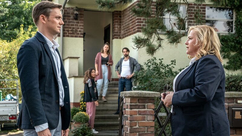 Dagmar Schnee (Petra Kleinert, r.) und Kim Nowak (Amy Mußul, 2.v.l.) informieren den ahnungslosen Tobias Koch (Jan Dose, l.), dass sein Vater ermordet wurde und dessen Haus an Iris Michalski (Laura Lippmann, M.) und Jonas Michalski (Fabian Oehl, 2.v.r.) verkauft wurde. – Bild: ZDF