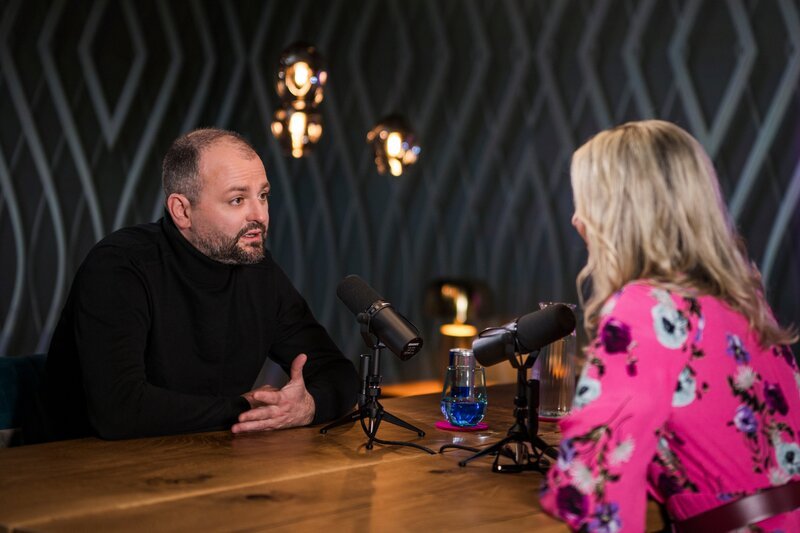 Monika Gruber und Fritz Grampelhuber während ServusTVs „Die Gruaberin – Vodcast“ in Salzburg, Österreich. – Bild: Servus TV /​ Andreas Schaad