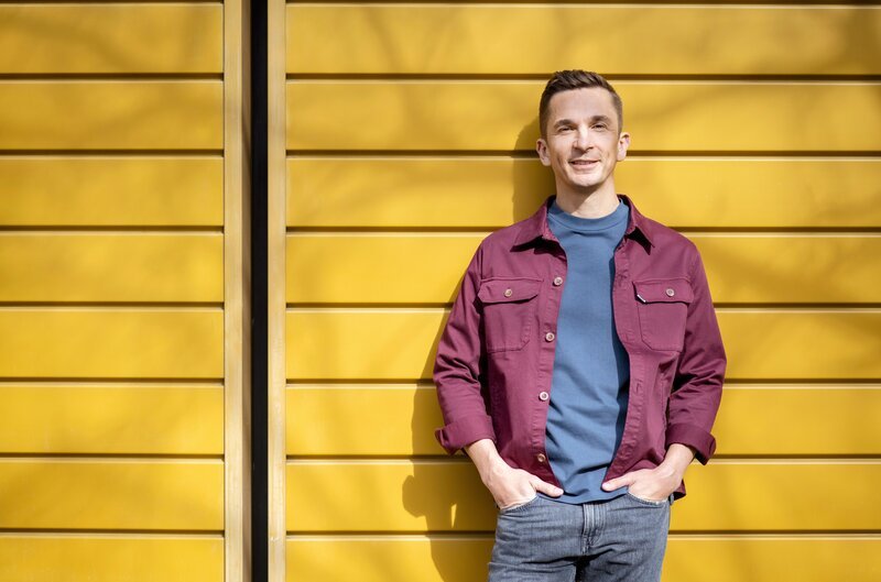 Auf dem Katholikentag 2026 in Würzburg diskutiert Eric Mayer mit seinen Gästen, wie man mit Fake News im Netz umgeht. – Bild: ZDF/​Maximilian von Lachner