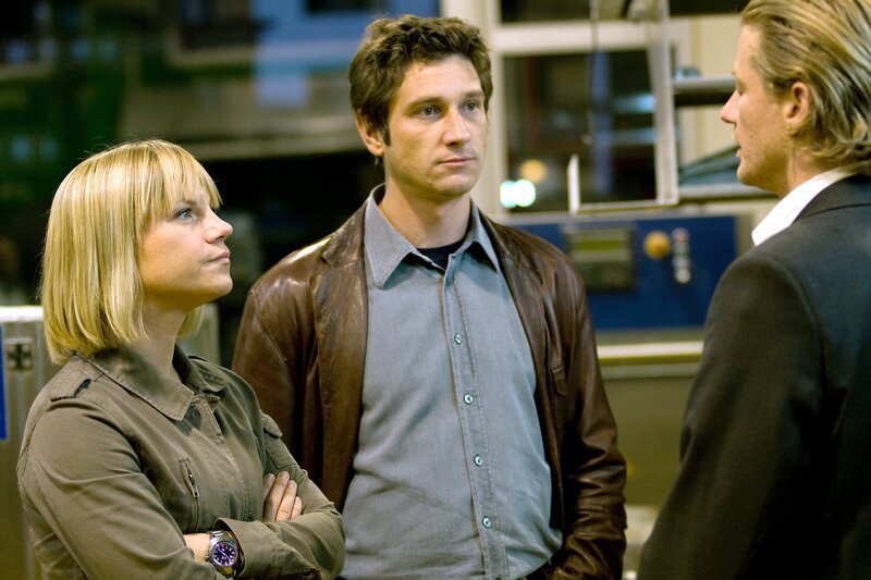 „Soko Kitzbühel“, „Tödliche Hostie.“ Kommissar Voss und andere am Tatort. – Bild: ORF 1