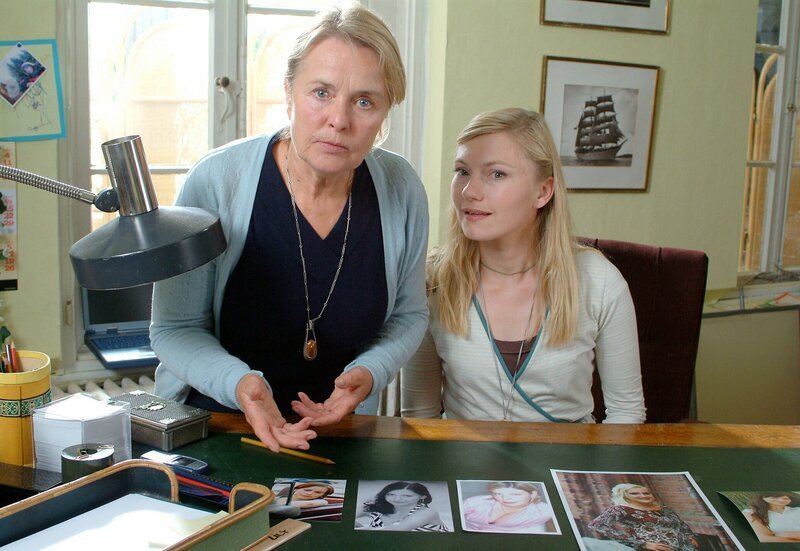 Auf „Vatersuche“: Gabriela (Johanna Christine Gehlen, re.) und Edda (Petra Kelling). – Bild: ARD Degeto/Christiane Pausch Auf „Vatersuche“: Gabriela (Johanna Christine Gehlen, re.) und Edda (Petra Kelling). – Bild: ARD Degeto/Christiane Pausch